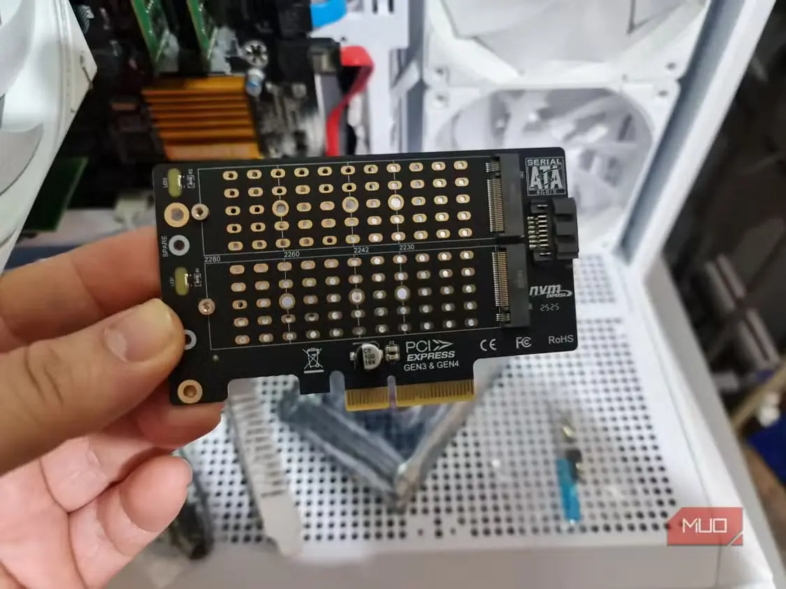 کارت توسعهٔ PCIe با سوکتهای خالی و جداگانه برای SSDهای NVMe و SATA M.2