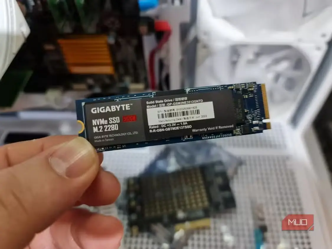 درایو Gigabyte 512GB M.2 NVMe در برابر کیس باز سرور