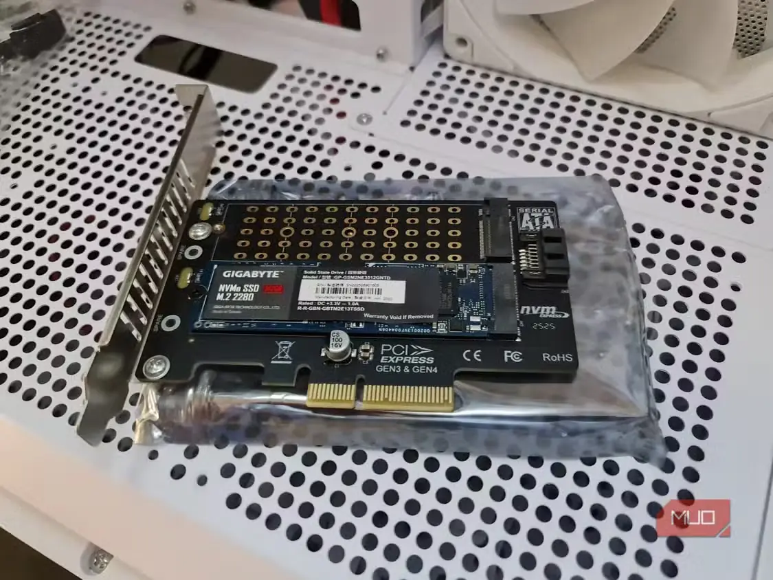 درایو Gigabyte NVMe نصبشده روی مبدل PCIe با سوکت خالی SATA M.2