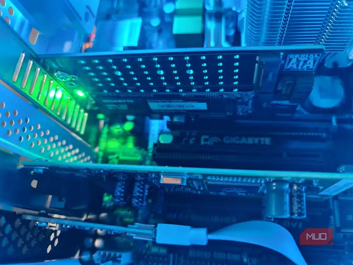 مبدل PCIe حامل درایو Gigabyte NVMe درون سرور با چراغهای نشانگر سبز و روشن