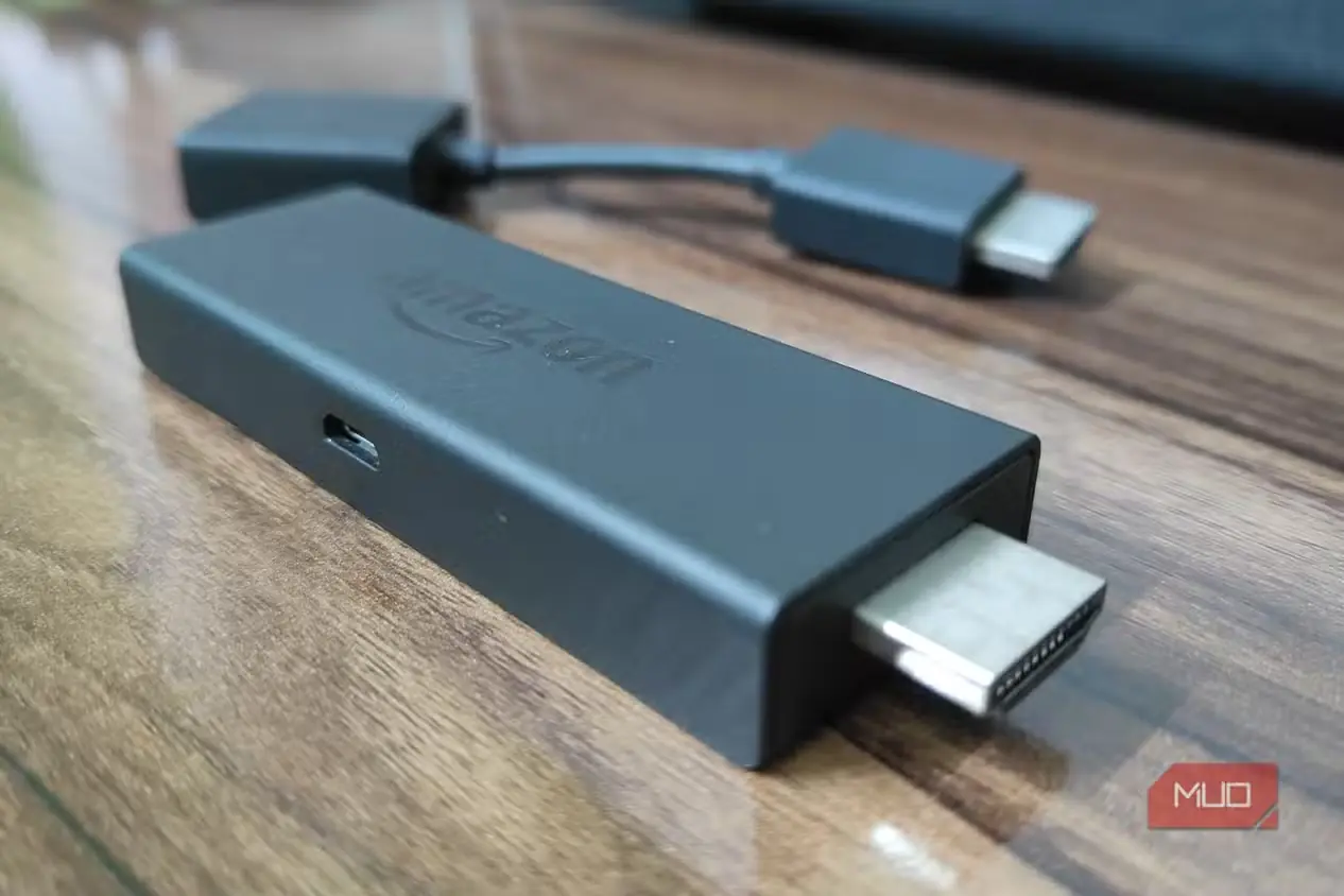 دستگاه Fire TV Stick در کنار کابل افزایش طول HDMI