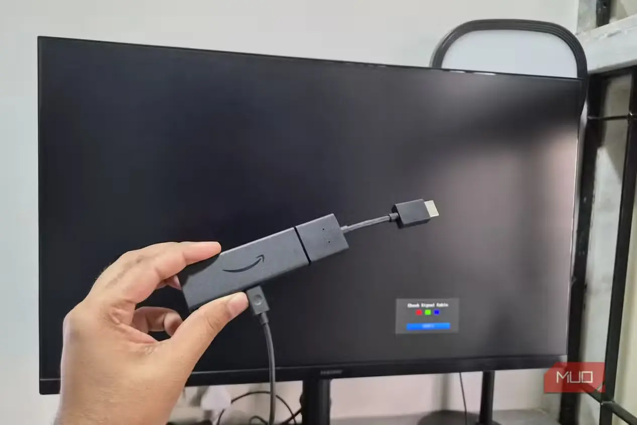 دستگاه Amazon Fire TV Stick در برابر نمایشگر