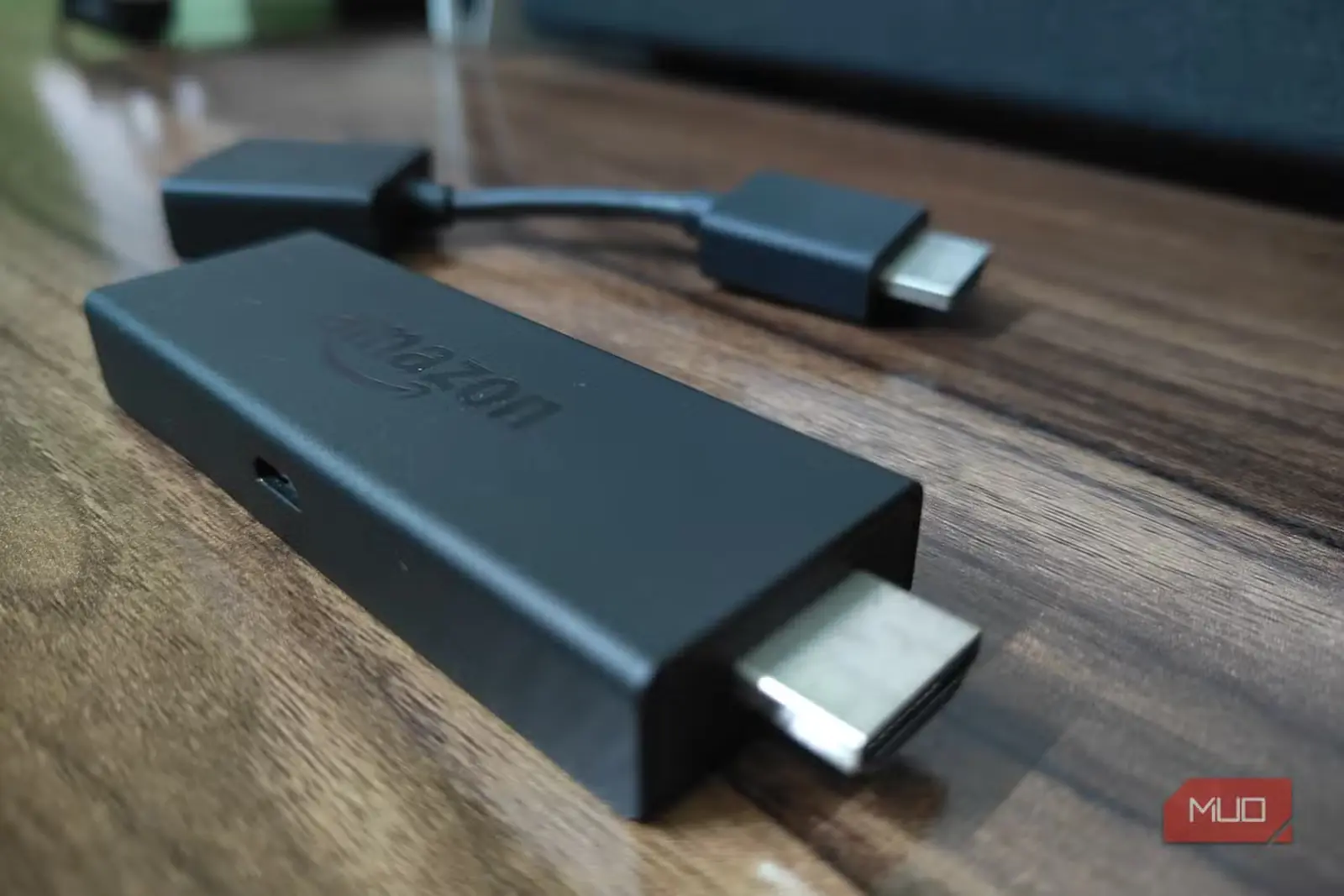دستگاه Fire TV Stick و کابل افزایش طول HDMI روی میز