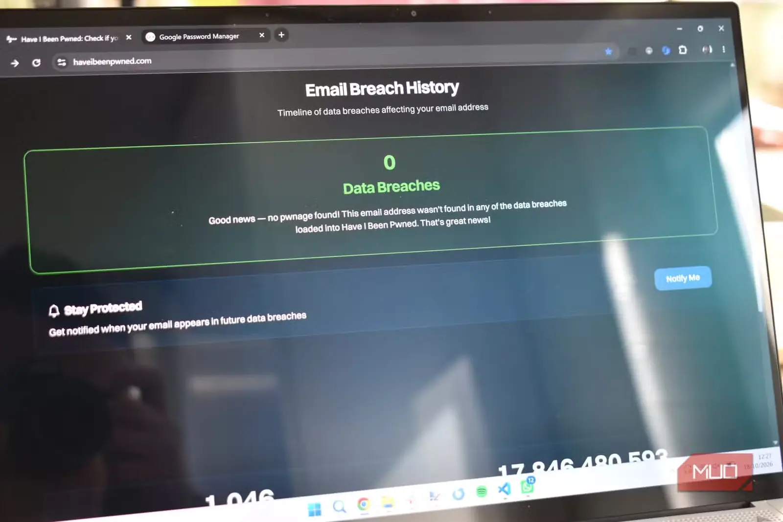 نمایش پیام نبود رخنه در Have I Been Pwned روی صفحهٔ لپتاپ