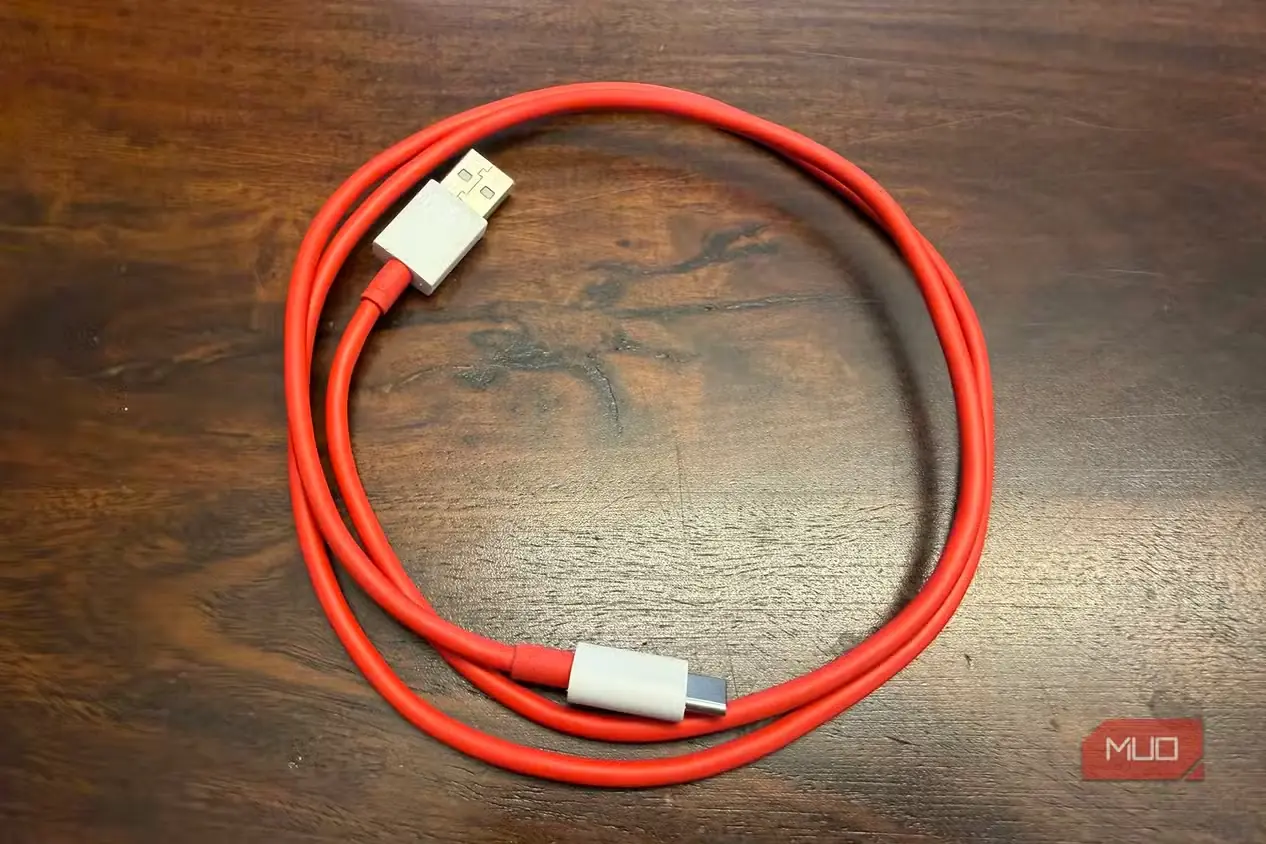 کابل قرمز و حلقهشده USB-C به USB-A