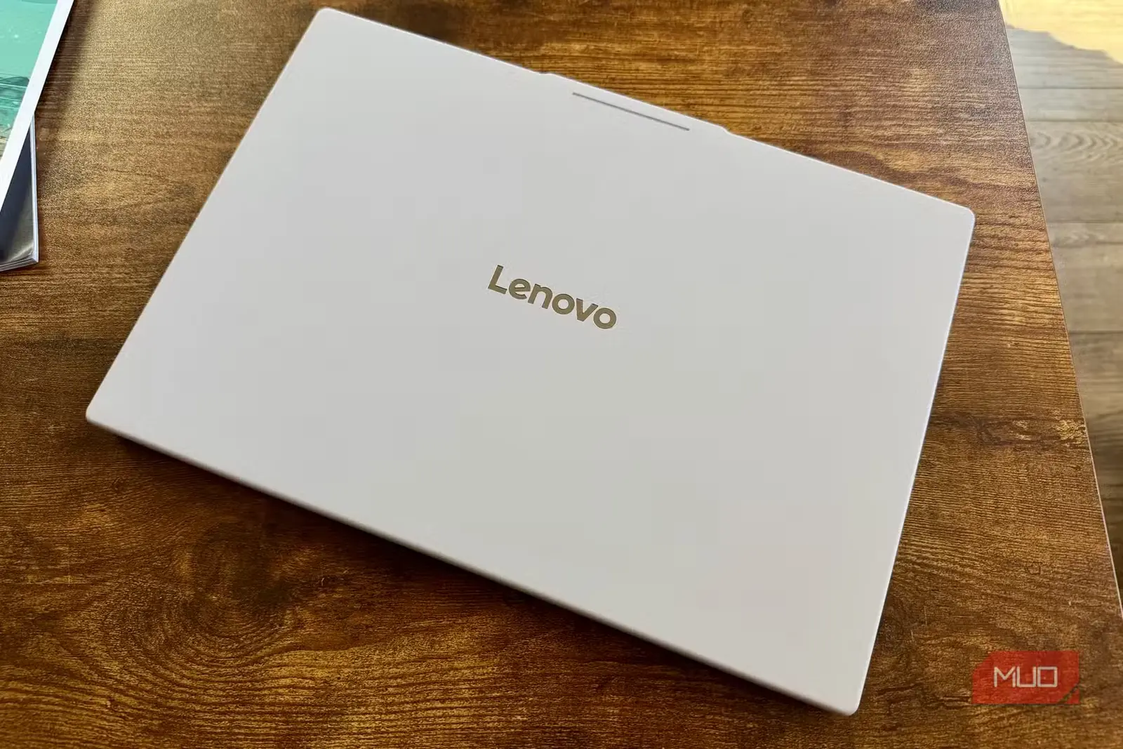 لپتاپ بستهٔ Lenovo روی میز قهوهخوری