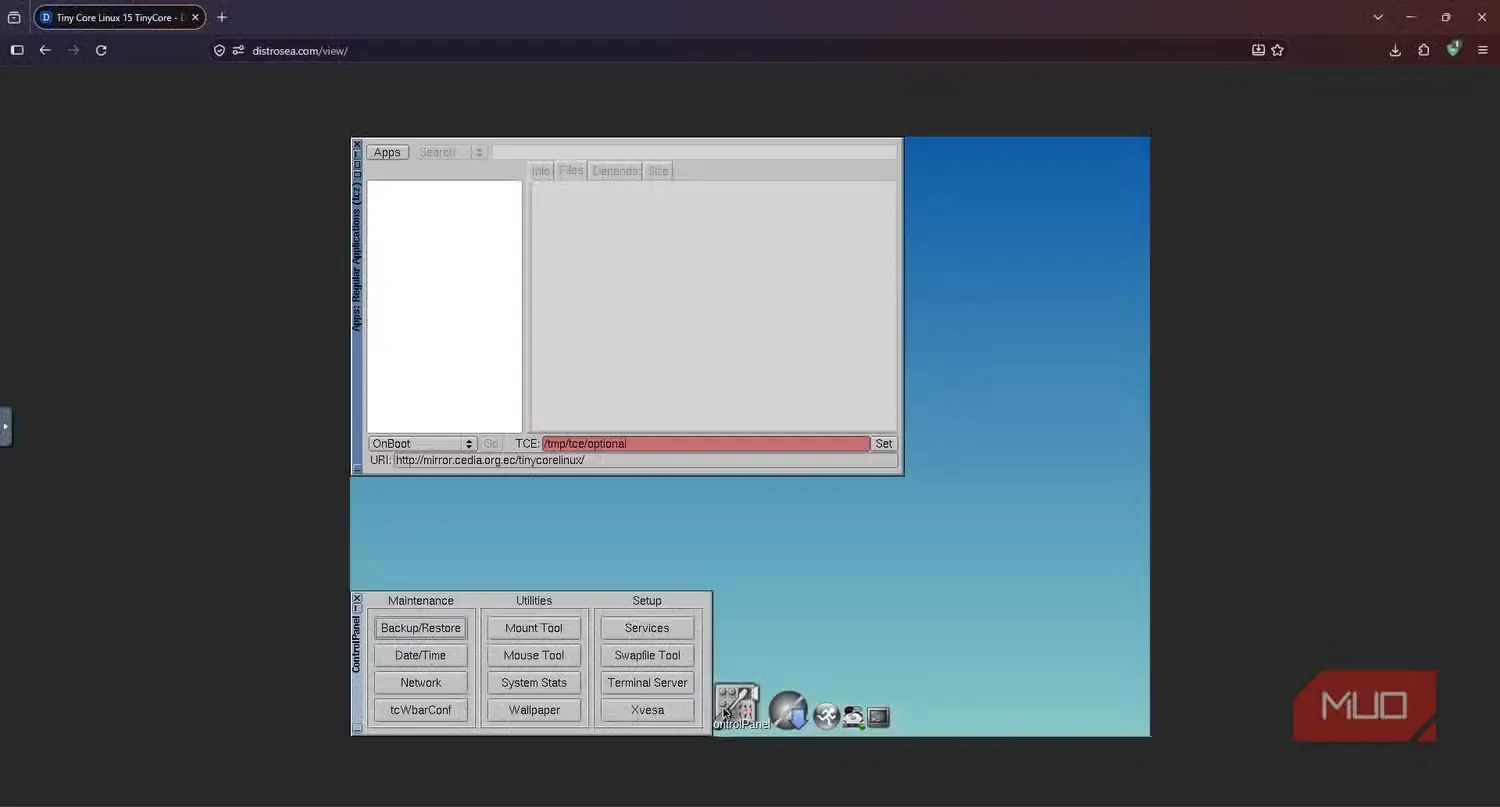 اجرای Tiny Core Linux در DistroSea با پنجرههای باز ControlPanel و Apps