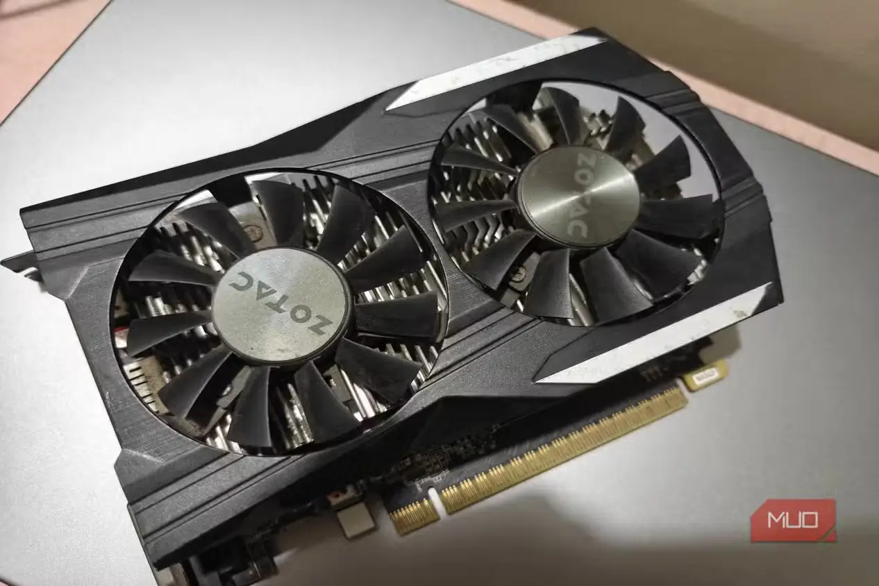 نمای کارت گرافیک 1050 Ti از بالا