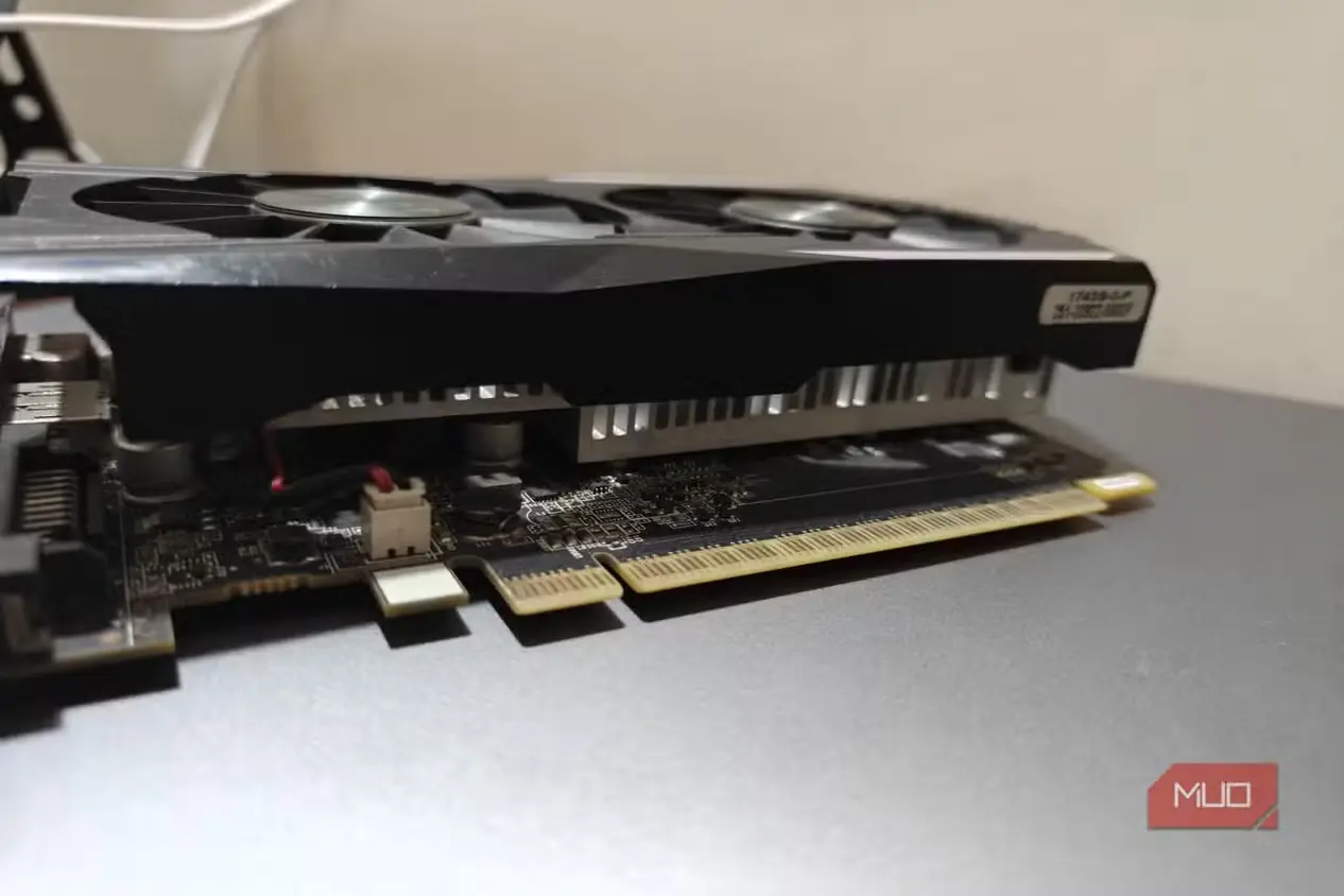 نمای جانبی کارت گرافیک 1050 Ti