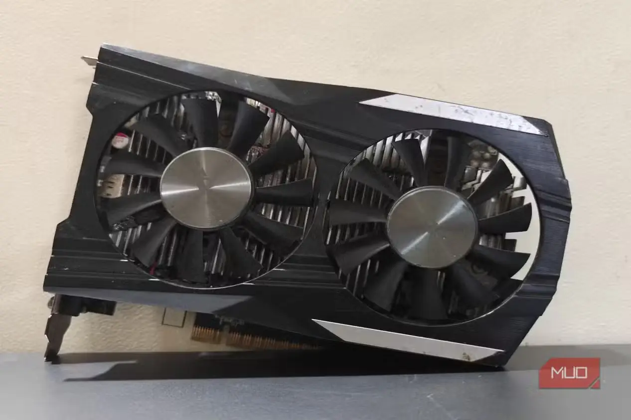 کارت گرافیک 1050 Ti با نمای روبهبالای بخش جلویی