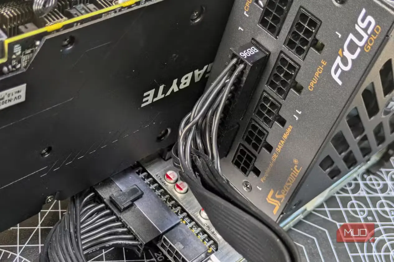 کابلهای لازم برای اتصال داک و GPU