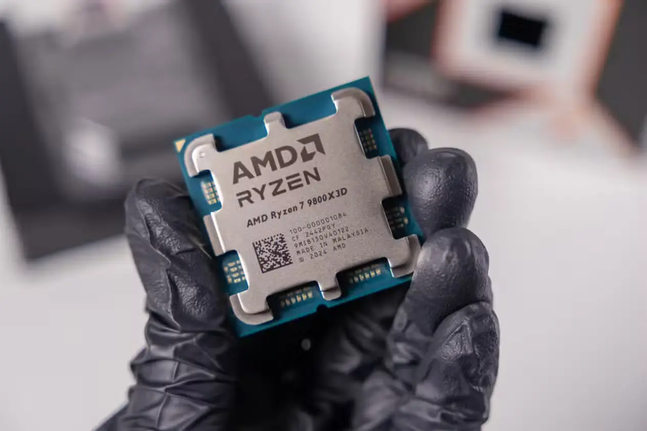 پردازنده AMD Ryzen 7 9800X3D در دست کاربر