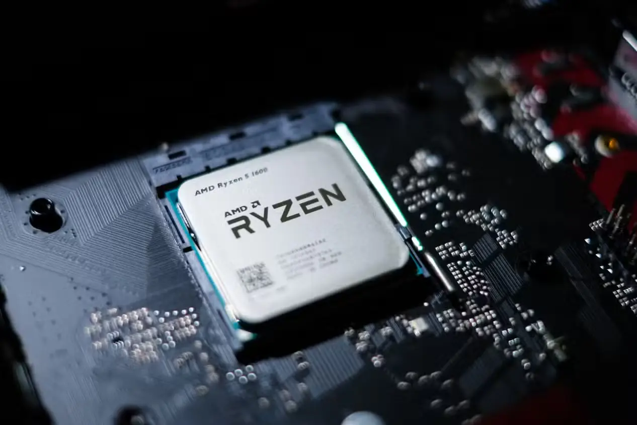 پردازنده AMD Ryzen 5 1600 نصبشده در سوکت مادربرد