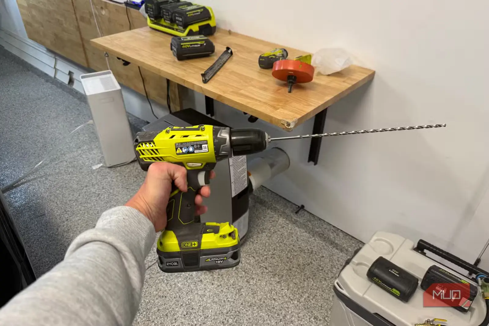 دریل Ryobi با مته بسیار بلند در دست کاربر