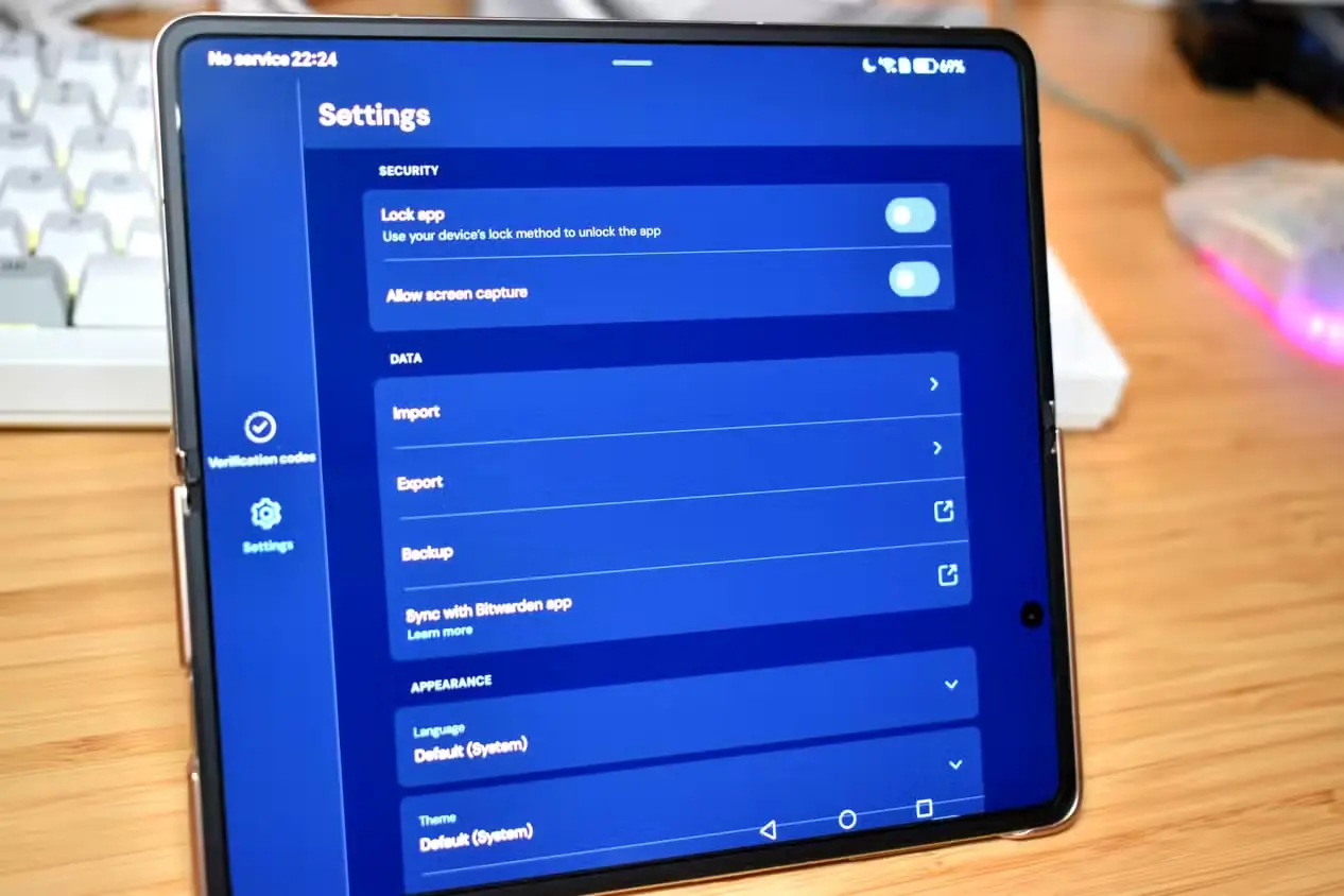 صفحهٔ تنظیمات اپلیکیشن احراز هویت Bitwarden