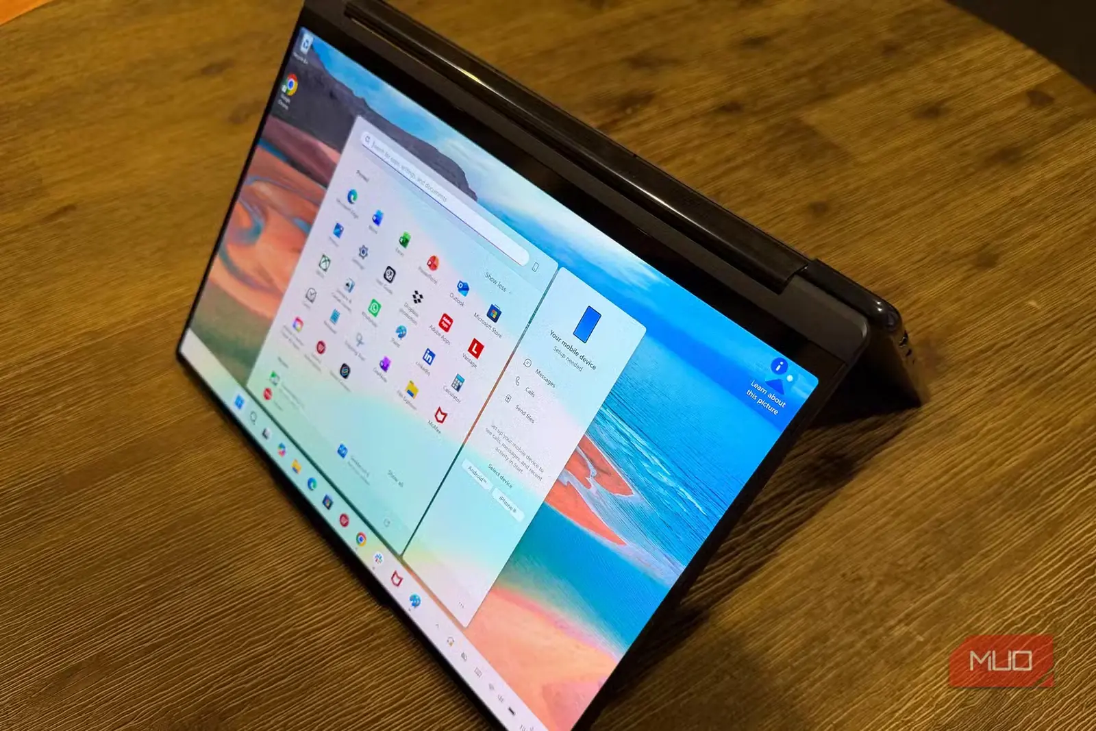 لپتاپ Lenovo Yoga 9i بازشده در حالت چادری