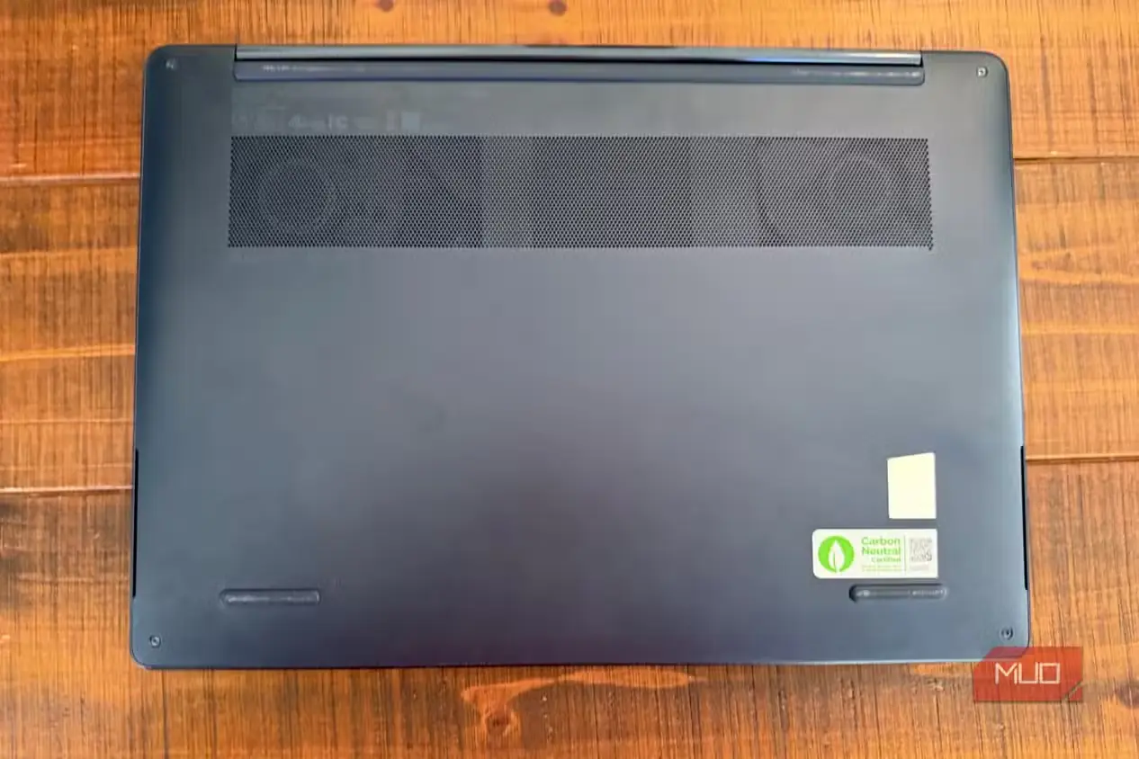 نمای زیرین لپتاپ Lenovo Yoga 9i