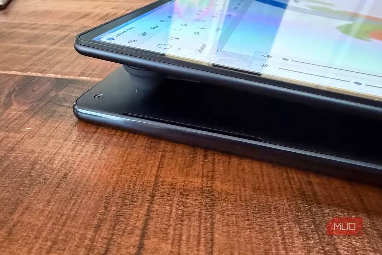 لپتاپ Lenovo Yoga 9i در حالت مایل
