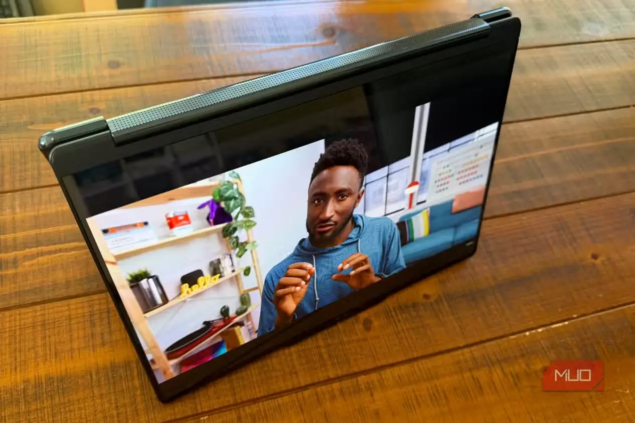 پخش YouTube روی Lenovo Yoga 9i در حالت چادری