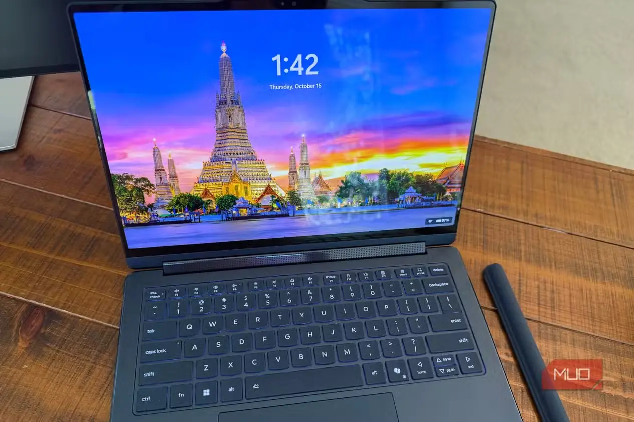 لپتاپ Lenovo Yoga 9i همراه قلم در حالت لپتاپ