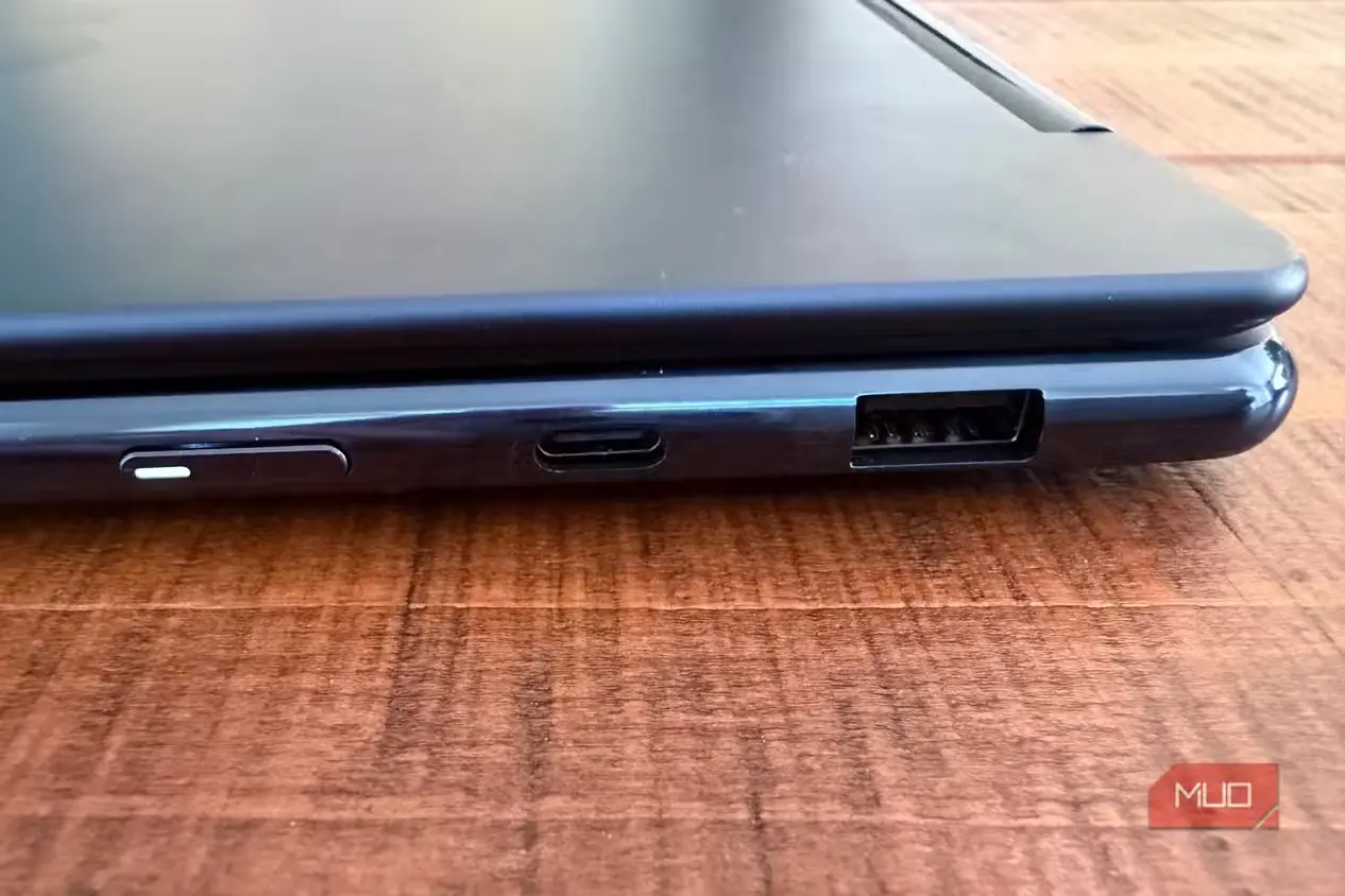 درگاههای سمت راست لپتاپ Lenovo Yoga 9i
