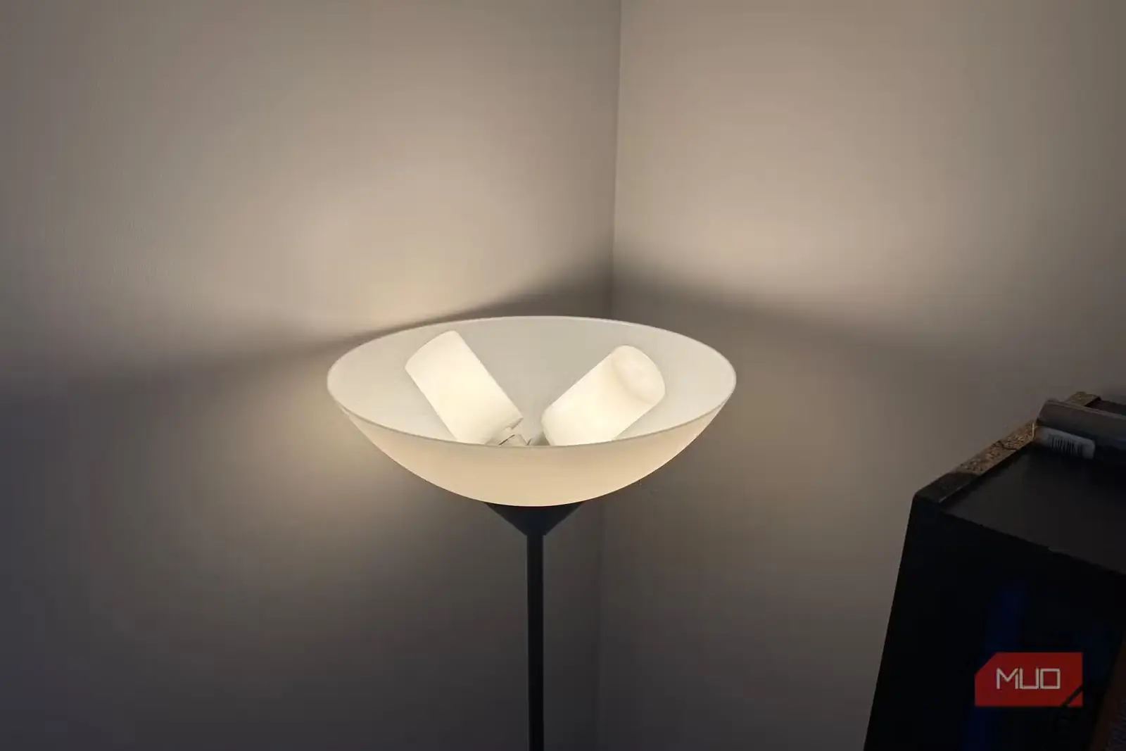 دو لامپ Linkind Smart Light Stick با نور سفید در چراغ ایستاده کاسهای