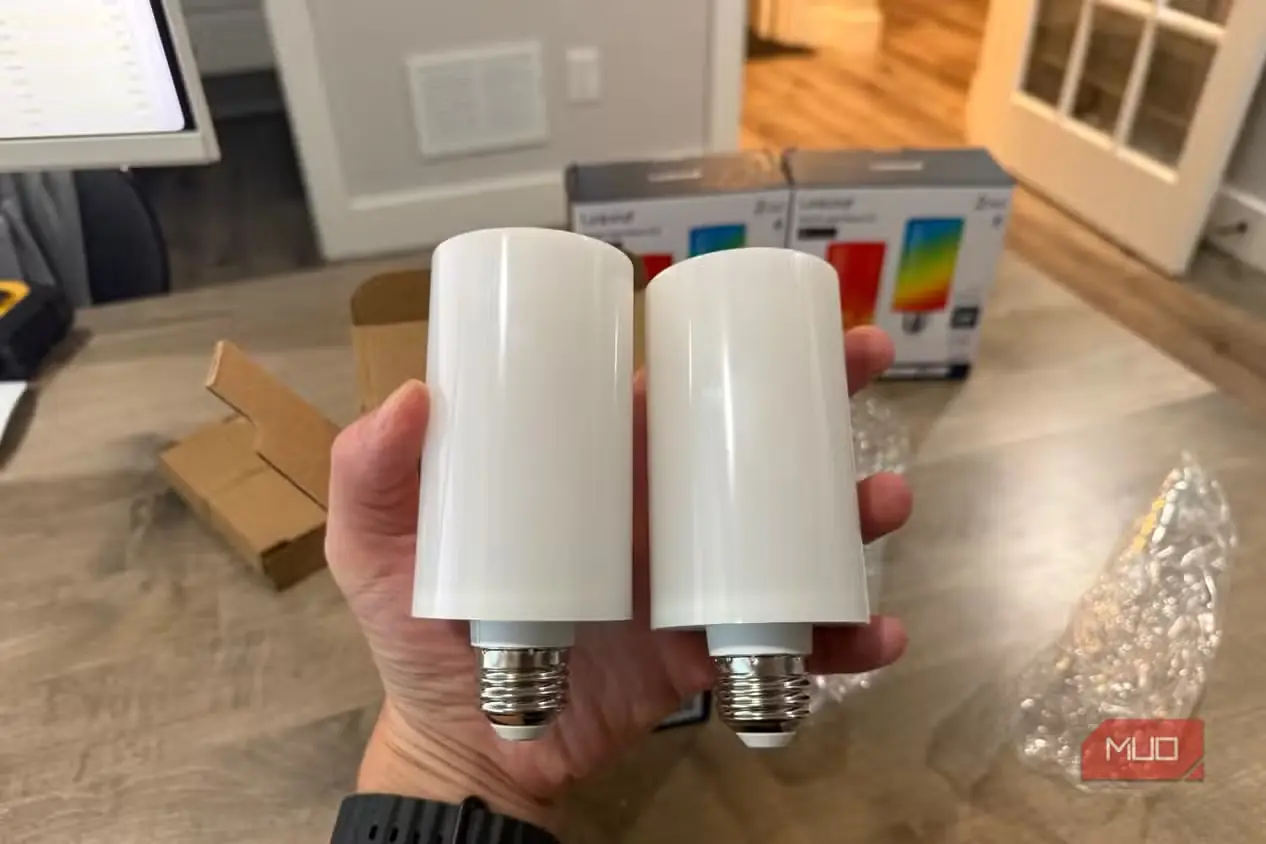 دو لامپ Linkind Smart Light Stick در دست با پایه E26 نمایان