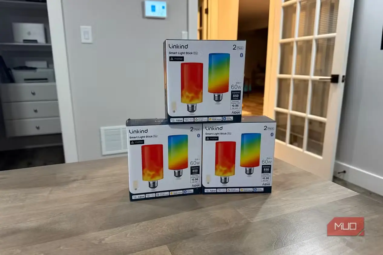 سه جعبه Linkind Smart Light Stick روی هم بر سطح میز