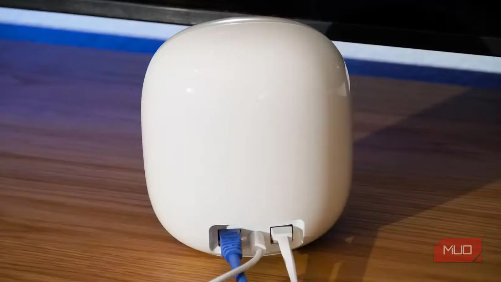 کابلهای اترنت و برق متصل به Nest Wi-Fi Pro