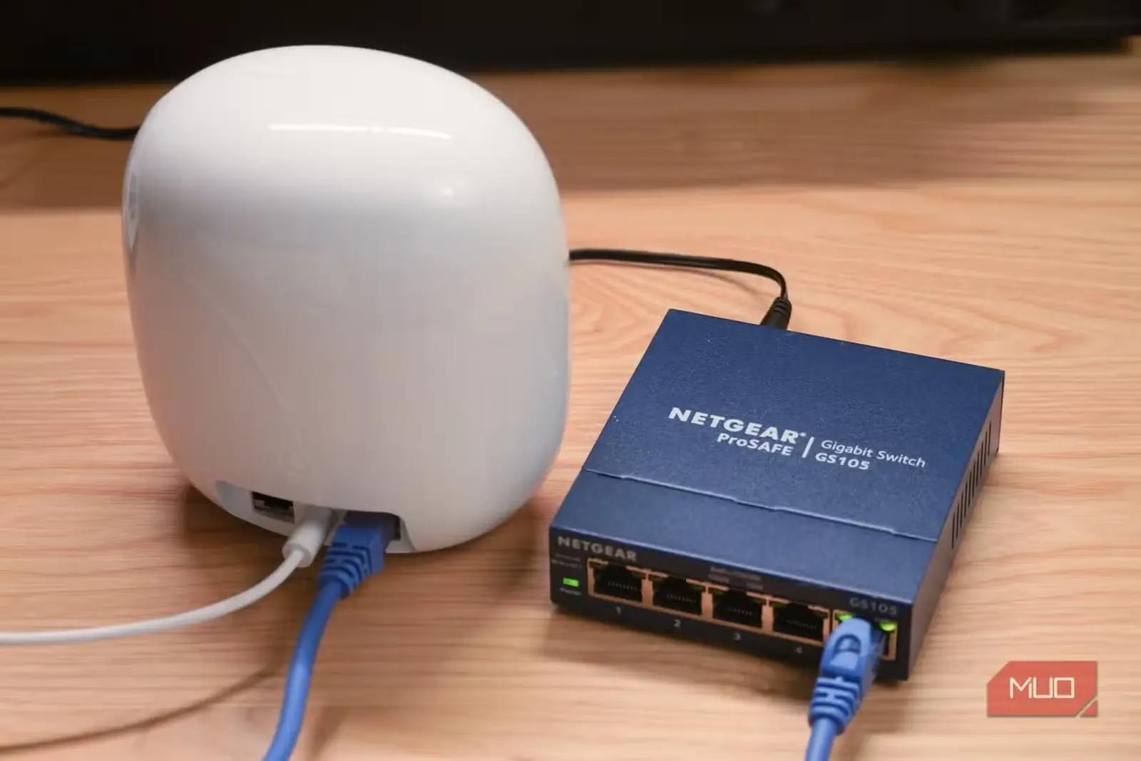 دستگاه Google Nest Wi-Fi Pro متصل به یک سوئیچ اترنت مدیریتنشده