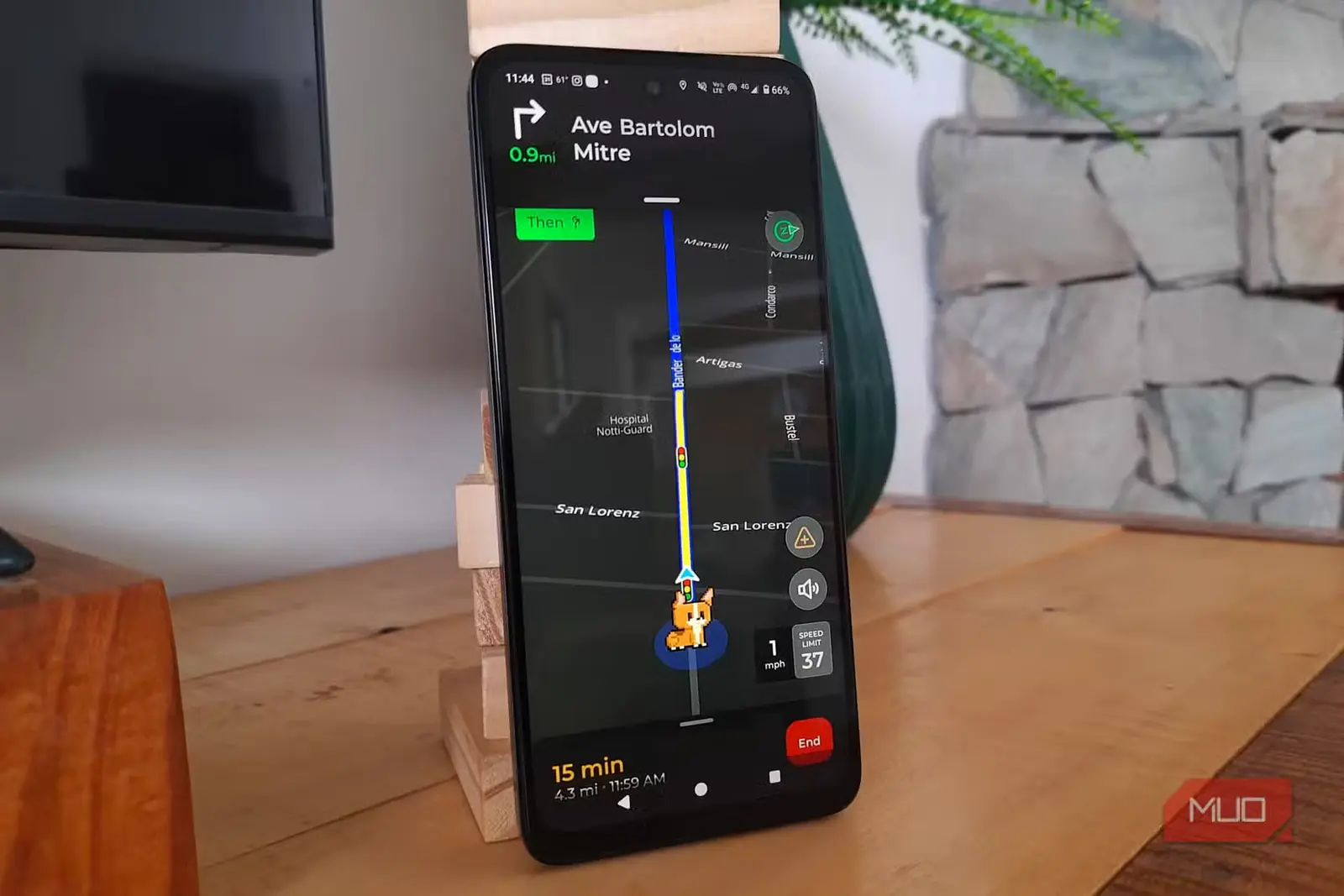گوشی Android در حال نمایش مسیر MapQuest همراه با نشانگر محدودیت سرعت
