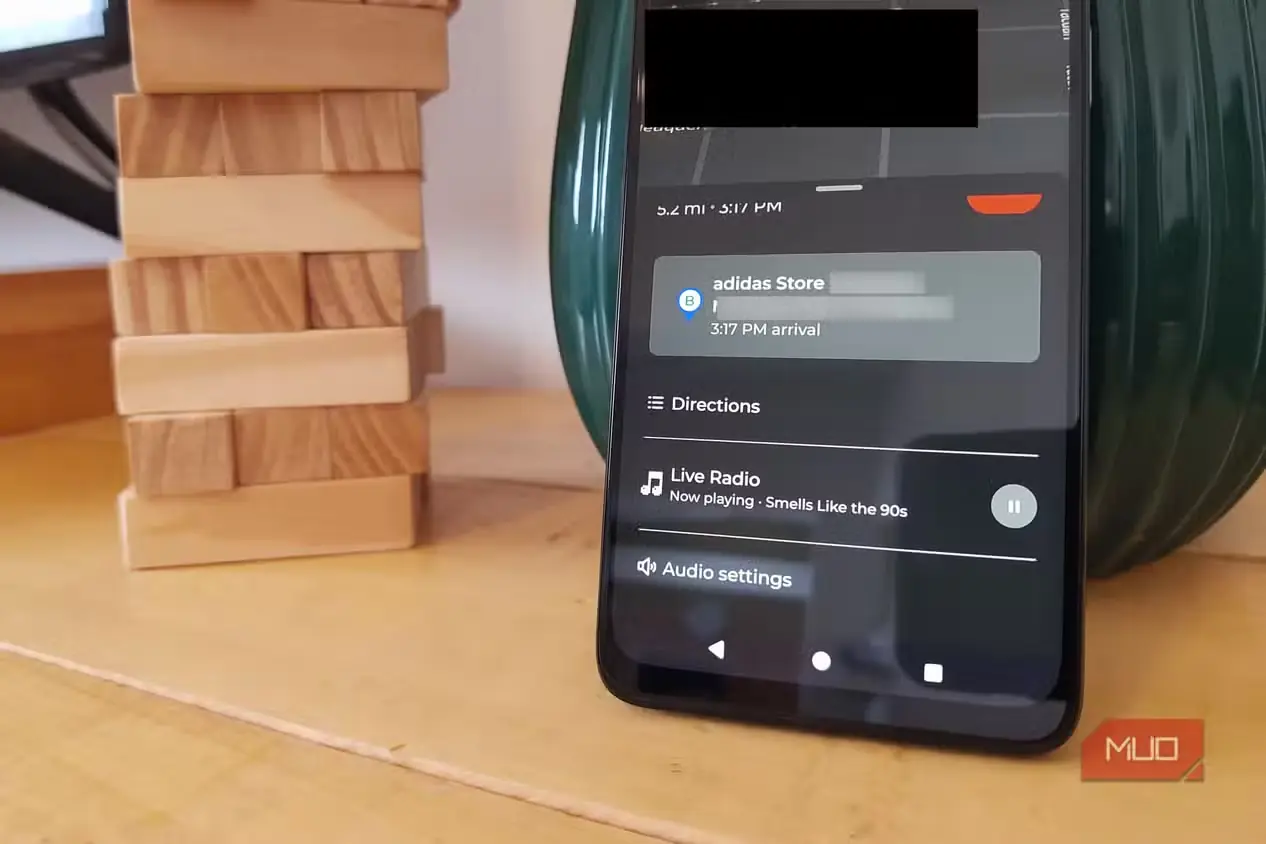 گوشی Android در حال نمایش و پخش گزینههای ایستگاه رادیویی MapQuest