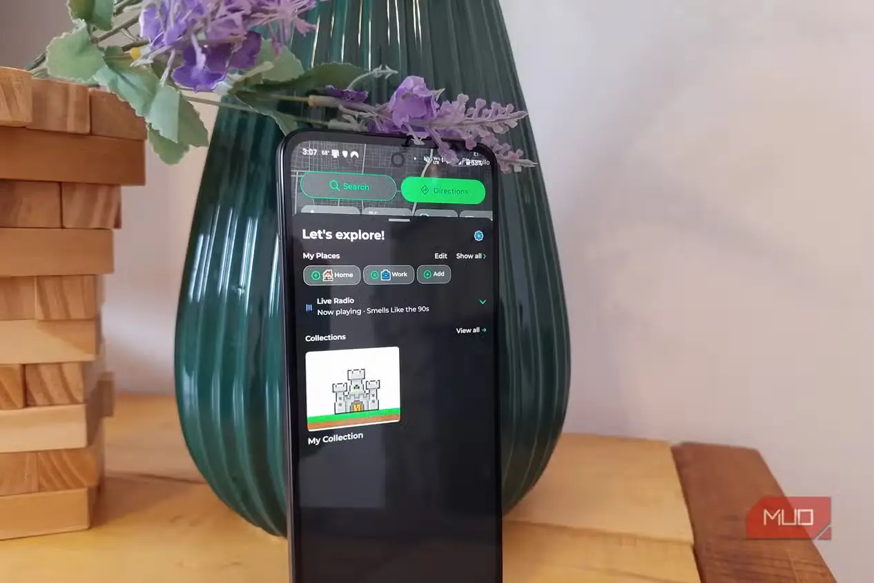 گوشی Android با صفحه ایستگاههای رادیویی MapQuest، بخش Collections و رادیوی «بوی دهه ۹۰ میدهد»