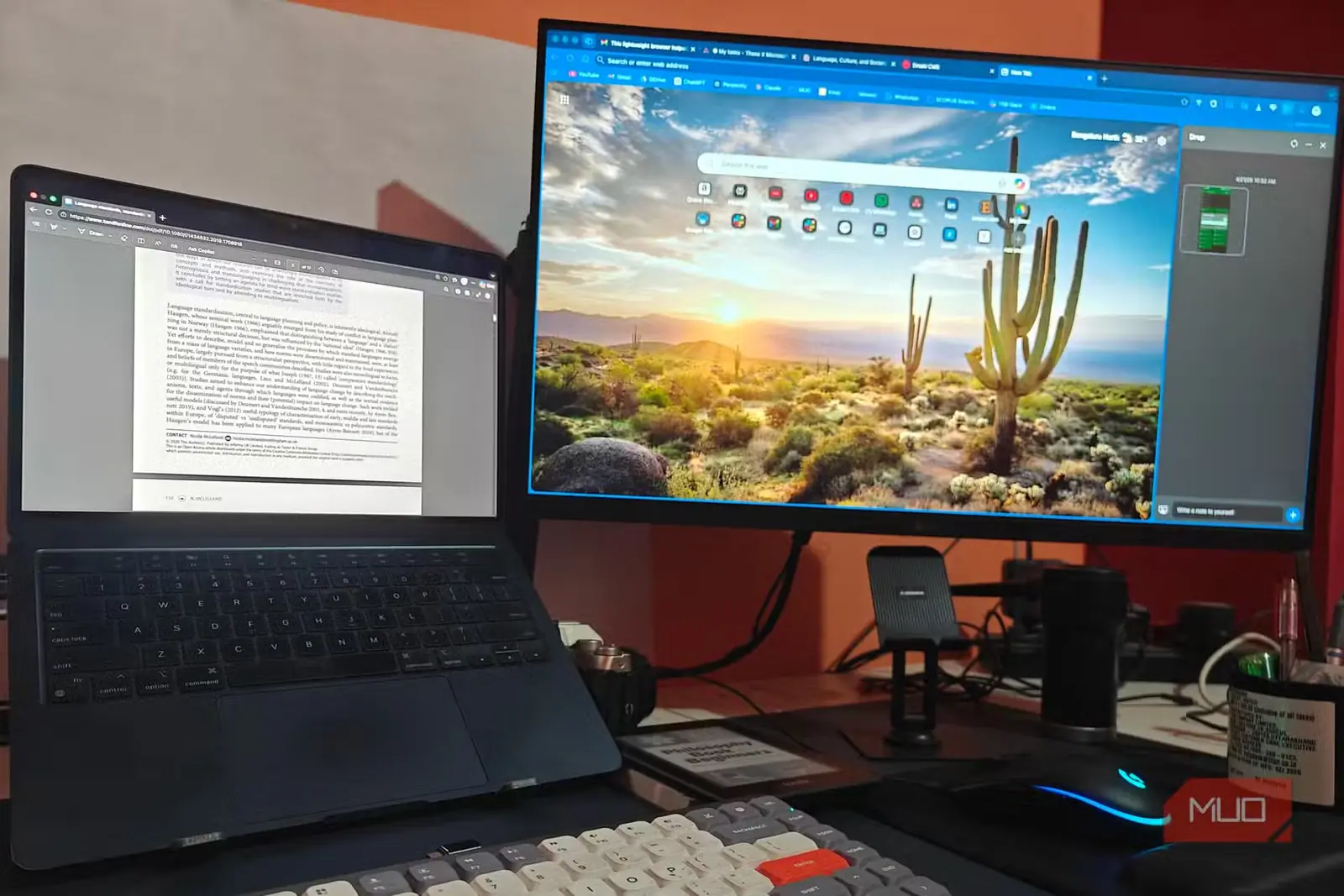تصویری از دو نمایشگرِ در حال اجرای Microsoft Edge؛ یکی با ابزار خواندن PDF و دیگری با رابط Drop