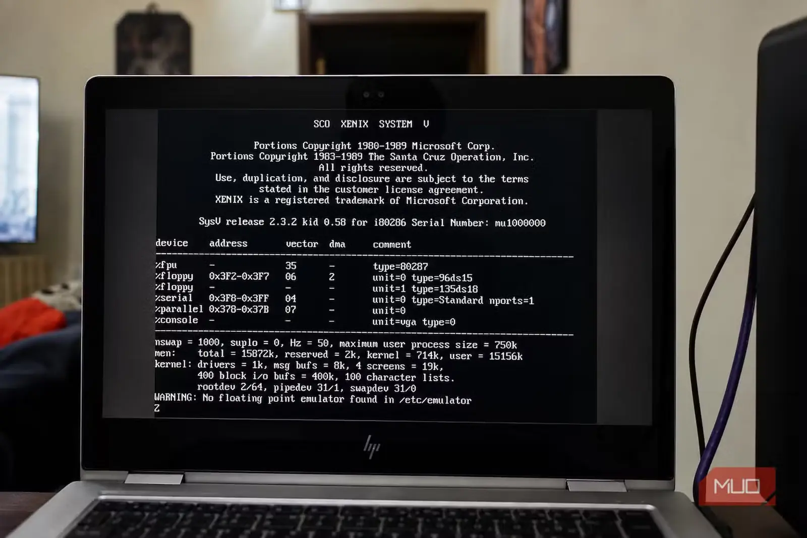 صفحهنمایش لپتاپ با نمایش SCO XENIX System V