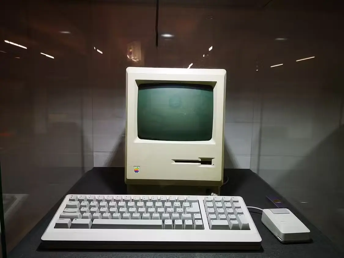 رایانهٔ قدیمی Apple Macintosh همراه با صفحهکلید و ماوس