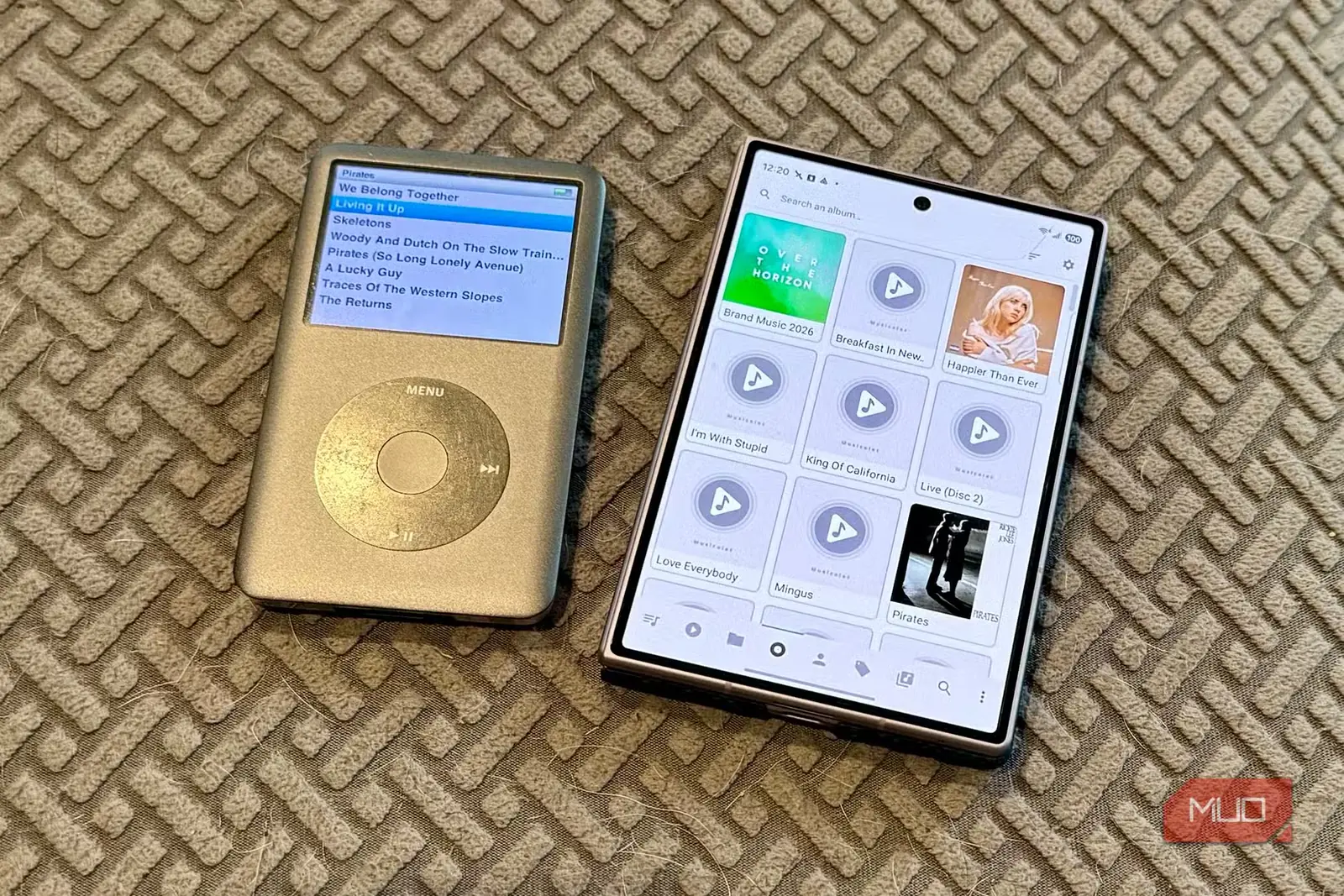 نمای iPod در کنار گوشی Z Fold