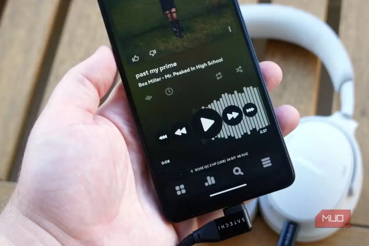 یک جفت هدفون USB-C متصل به گوشی Android