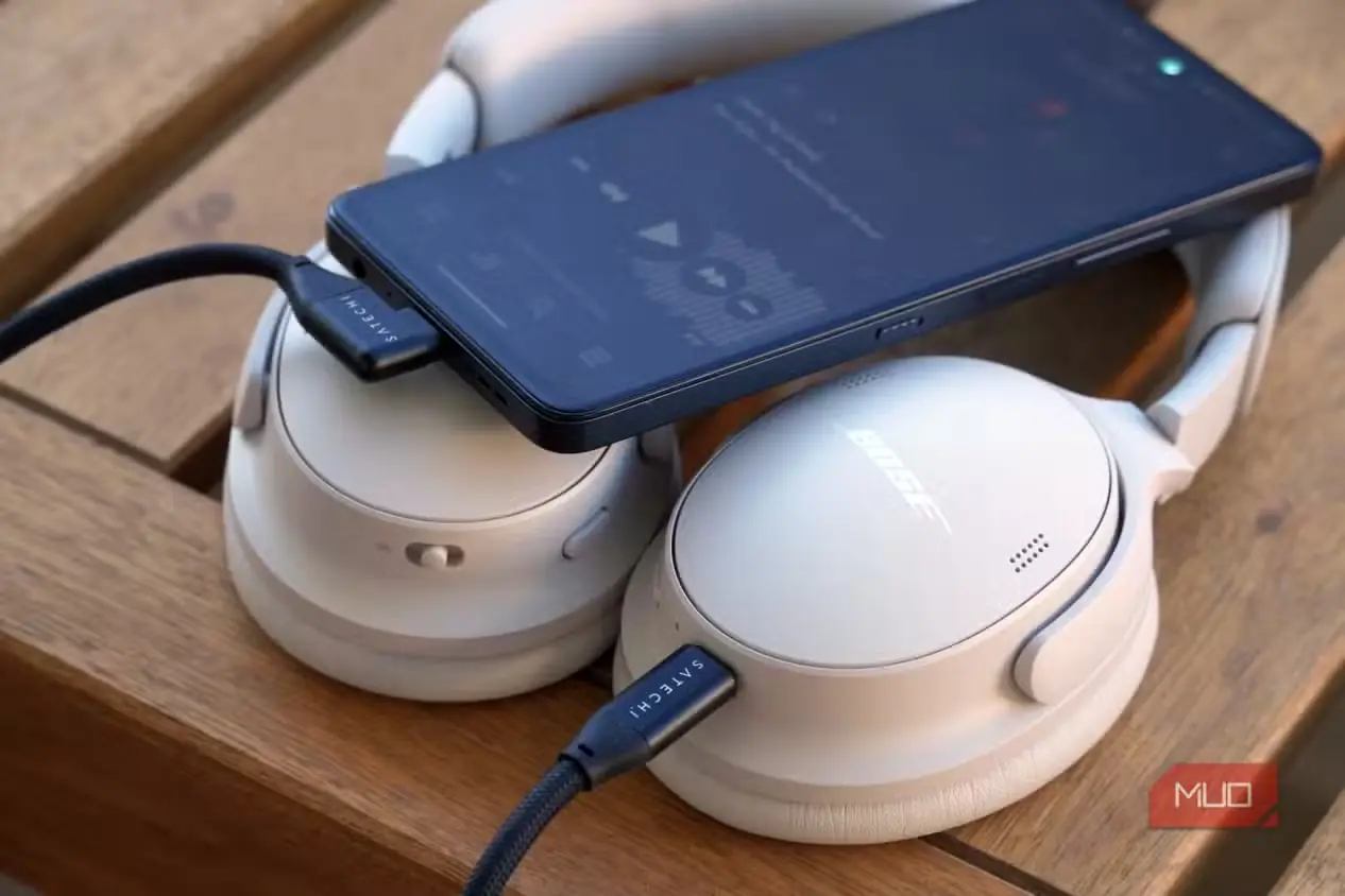 یک جفت هدفون USB-C متصل به گوشی Android