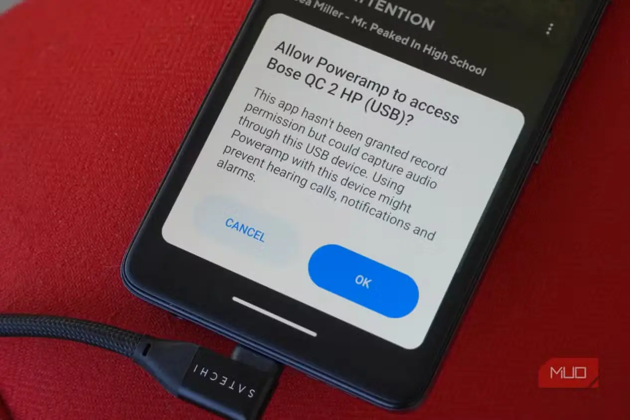 یک جفت هدفون USB-C متصل به گوشی Android