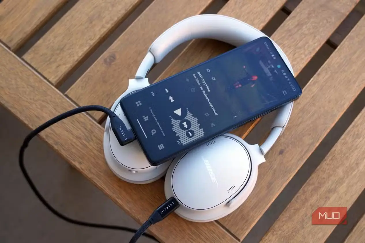 یک جفت هدفون USB-C متصل به گوشی Android