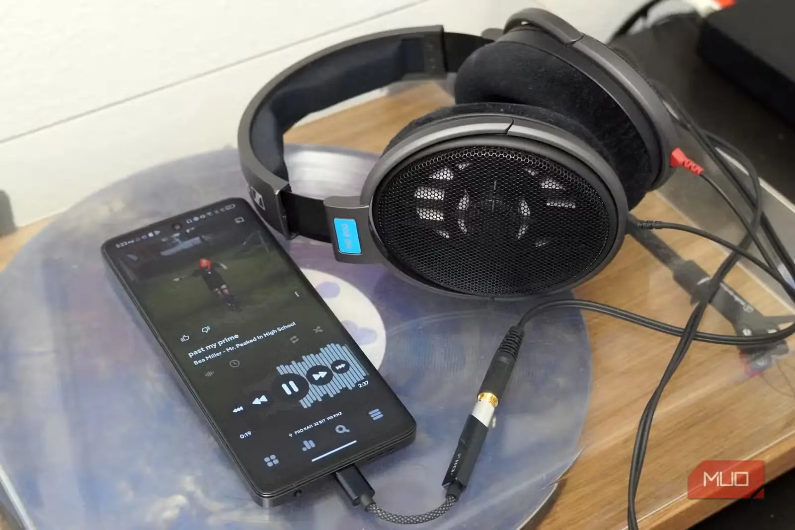 برنامهٔ Poweramp همراه با مبدل USB-C و هدفون Sennheiser HD 600