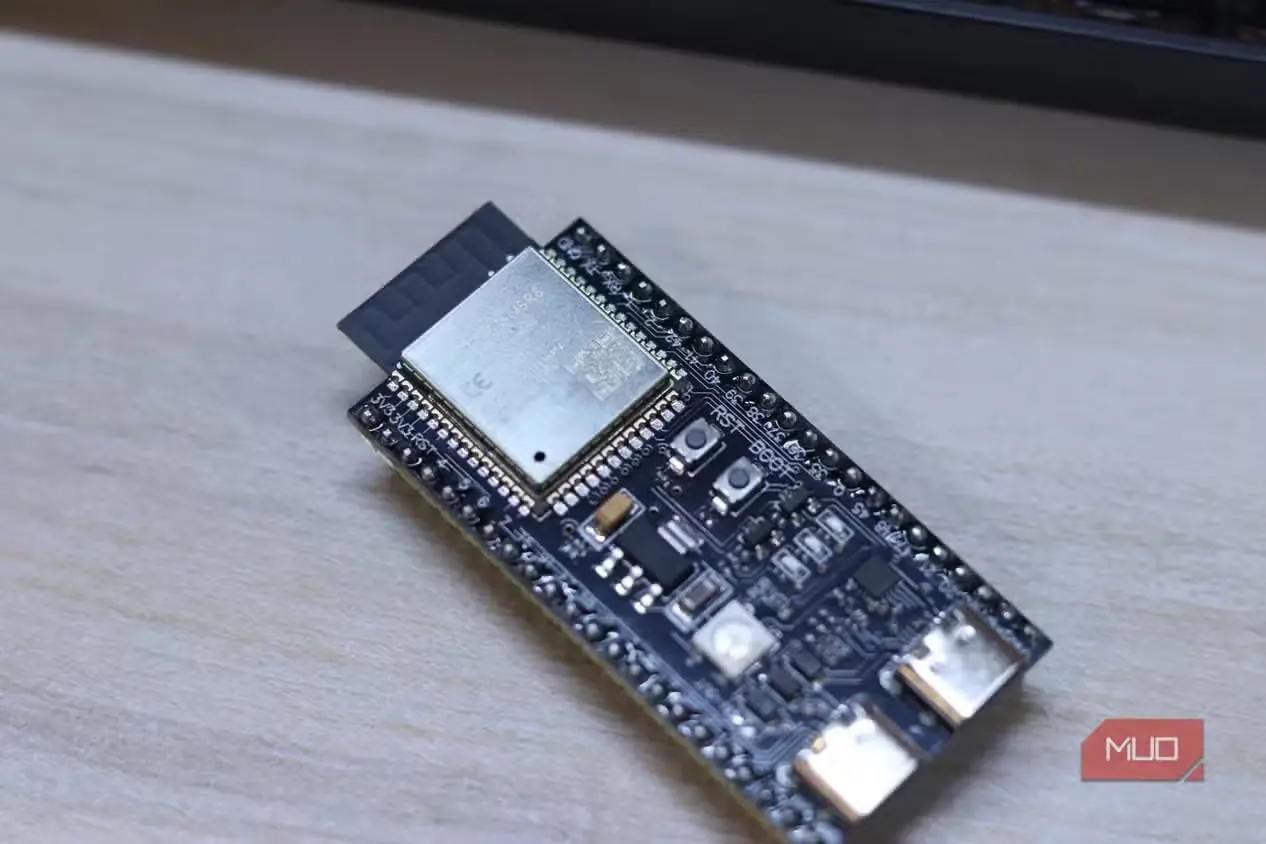نمای بالای برد توسعه ESP32-S3 با درگاه USB-C، چراغ RGB و دکمه راهاندازی