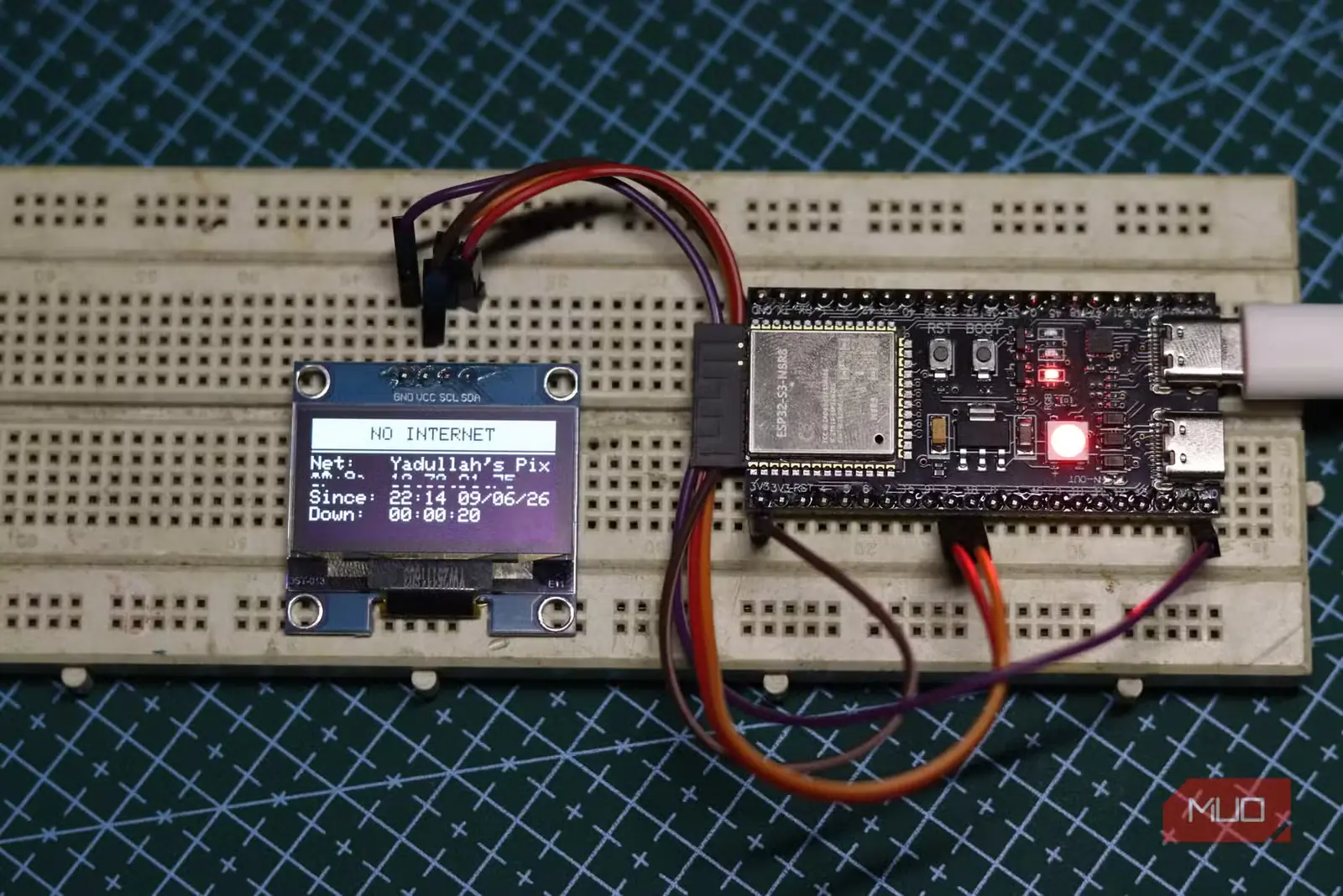 برد ESP32 در حال نمایش قطعی اینترنت
