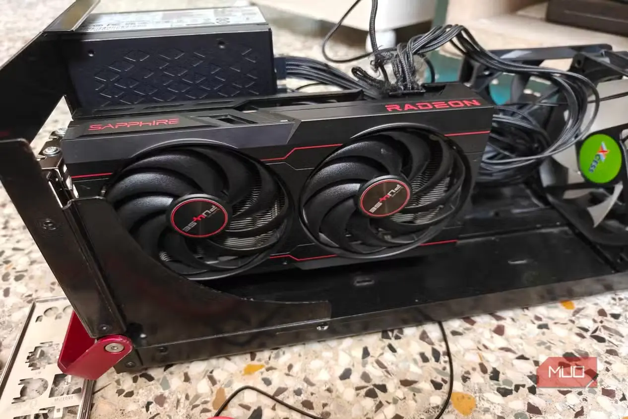 کارت RX 6600 درون محفظهٔ eGPU