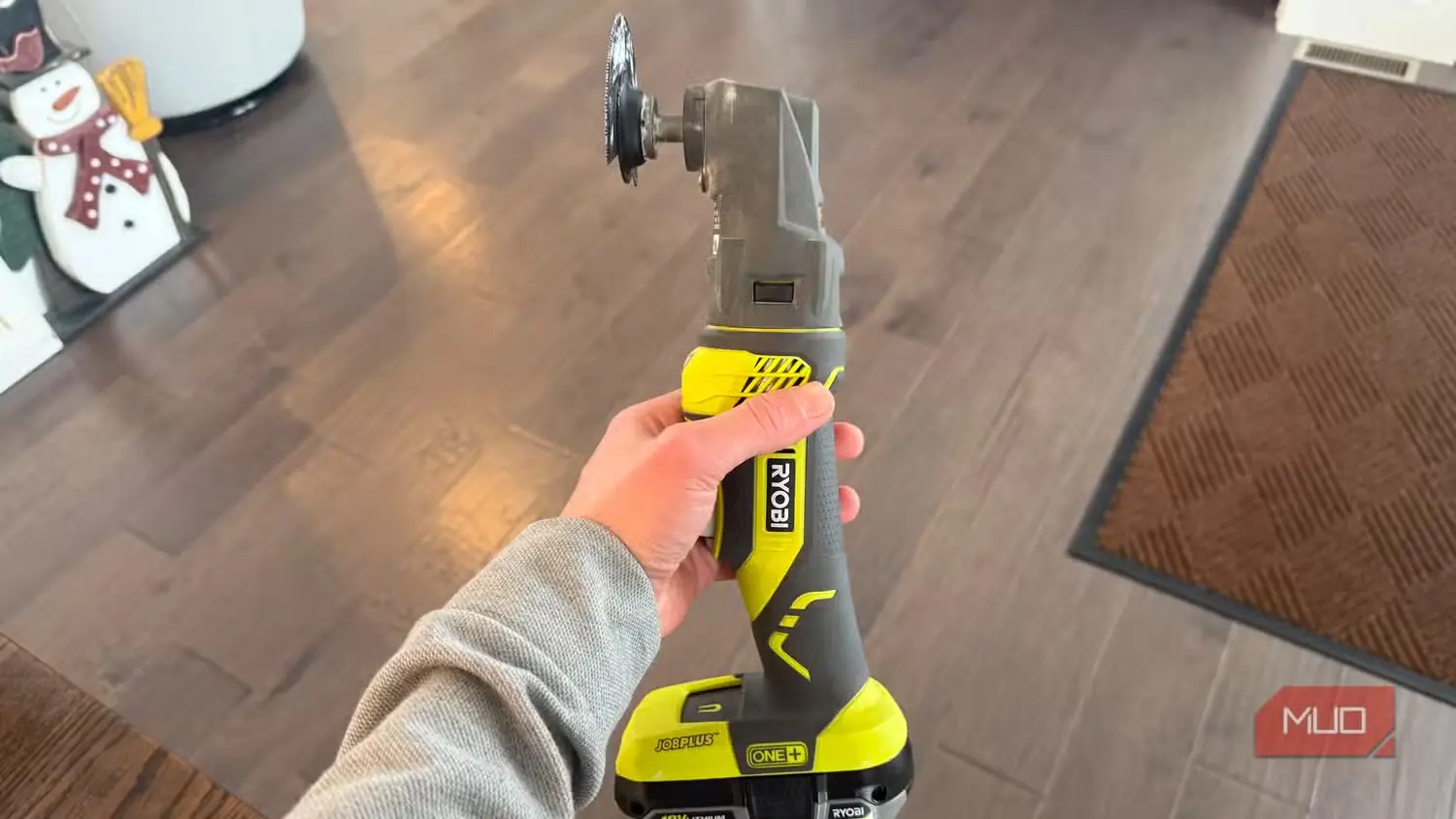 نمای سمت چپ ابزار نوسانی Ryobi