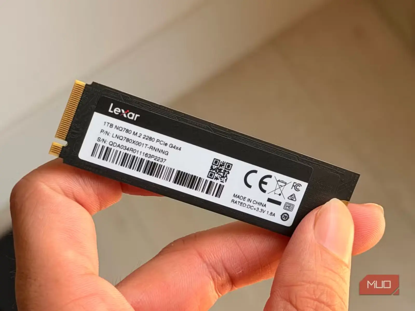 یک درایو Lexar NVMe SSD میان انگشتان دست