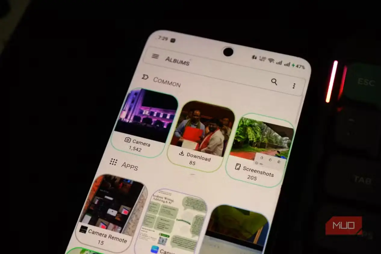 اجرای Aves Gallery روی گوشی Android در کنار صفحه‌کلید