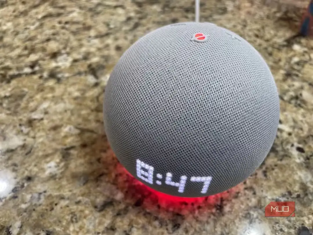 دستگاه Echo Dot با حلقه قرمز در پایه