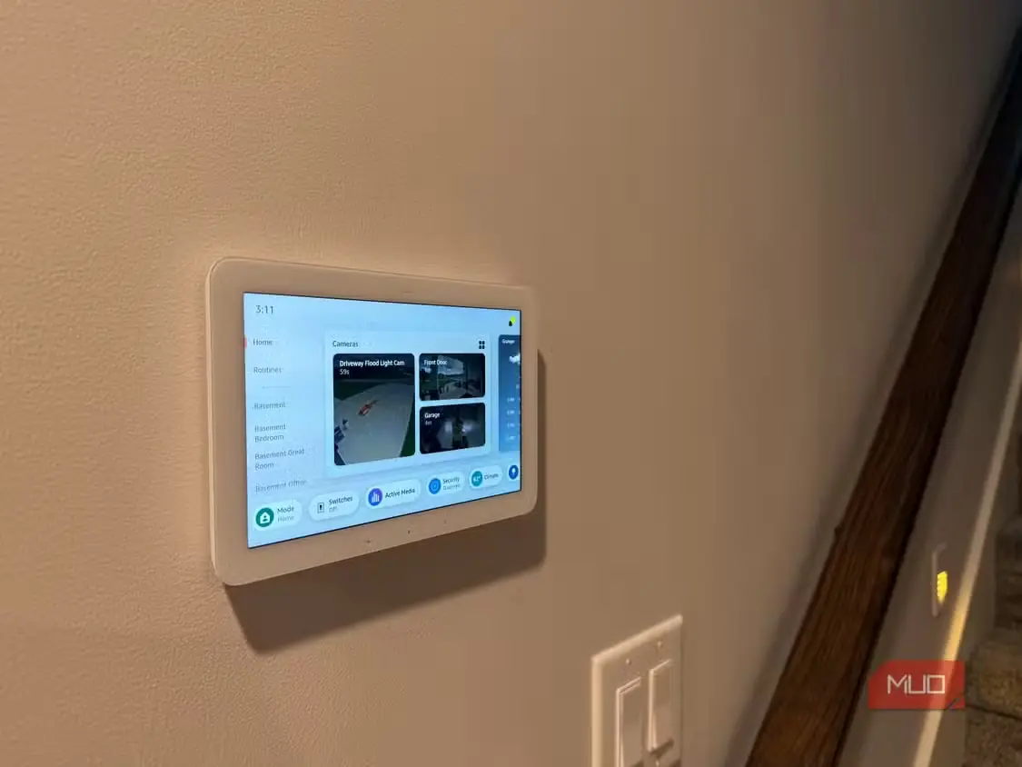 نصب همسطح Echo Hub روی دیوار کنار پلهها
